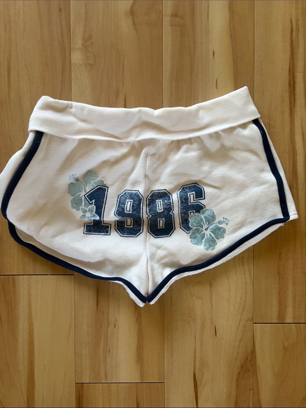 PINK Size M White Fold-Over Waist Athletic Shorts with Navy Trim fleece lined